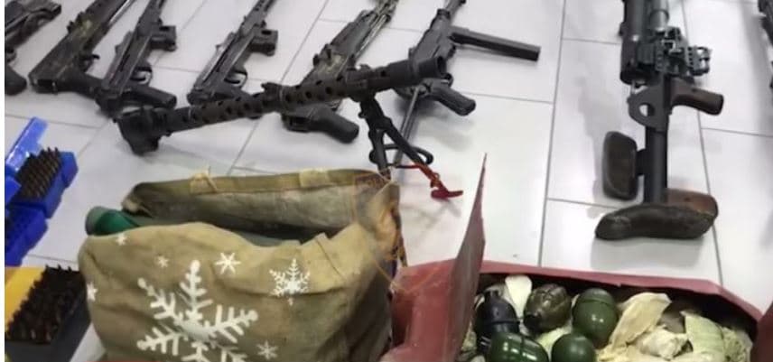 Zbulohen në Tiranë pjesë armësh, nga kallashnikovi, te dylbitë për snajper dhe granatahedhës