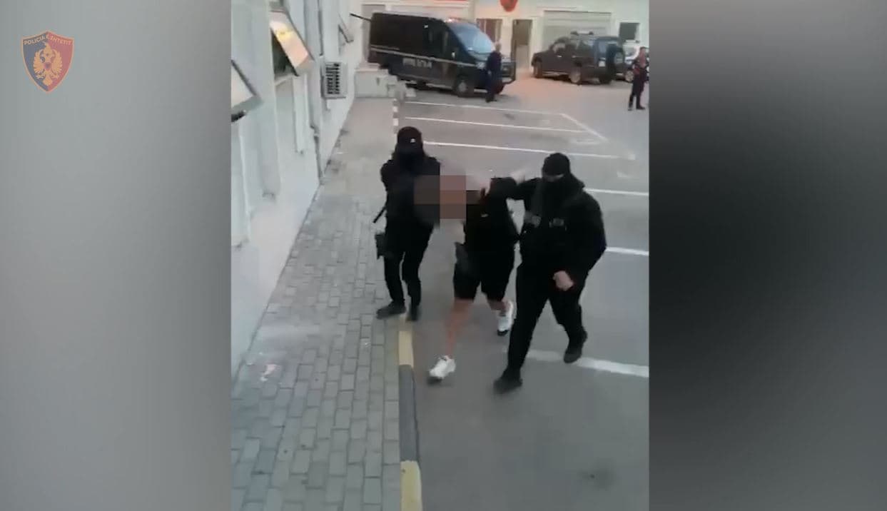 Lëvizte me armë me vete, vihet në pranga i riu në Tiranë 