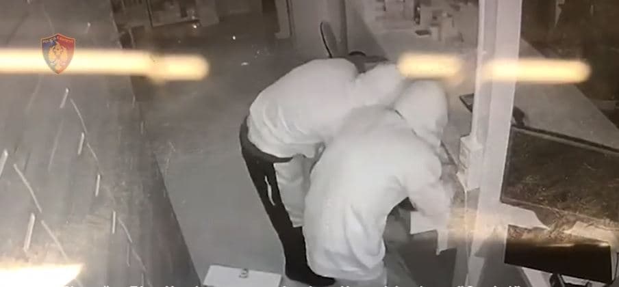 Së paku 12 vjedhje në biznese të ndryshme në Tiranë dhe Durrës, “Serial” vë në pranga dy persona
