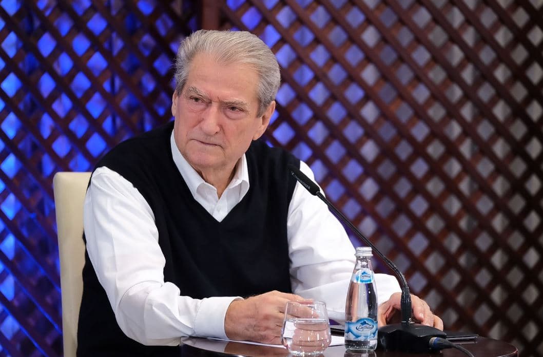 Berisha takim me qytetarët në Gjirokastër: Kemi një mision, të bindim shqiptarët të bashkohen me ne