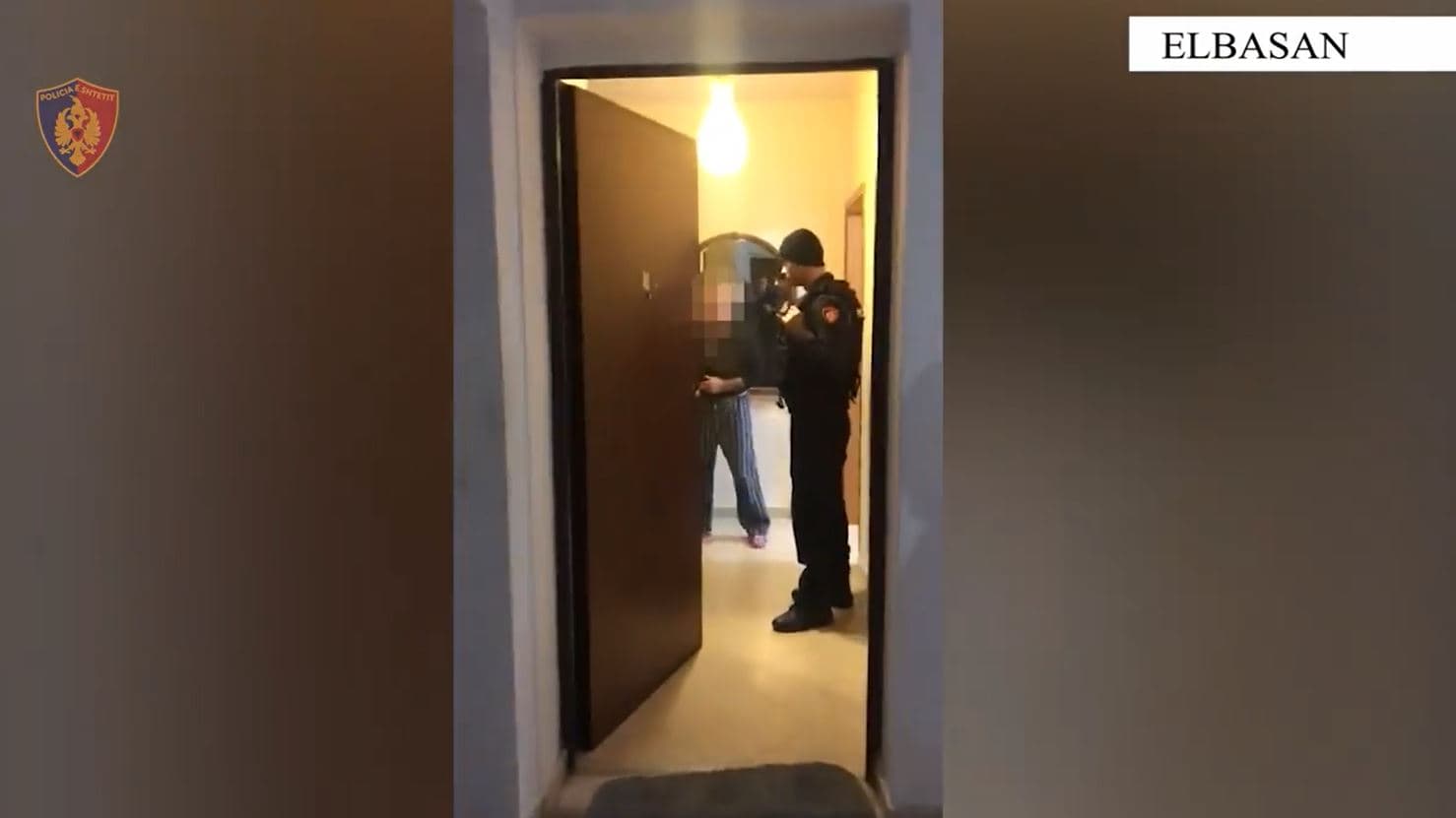 Në arrest shtëpie, policia gjen heroinë në banesën e tij në Elbasan (VIDEO)
