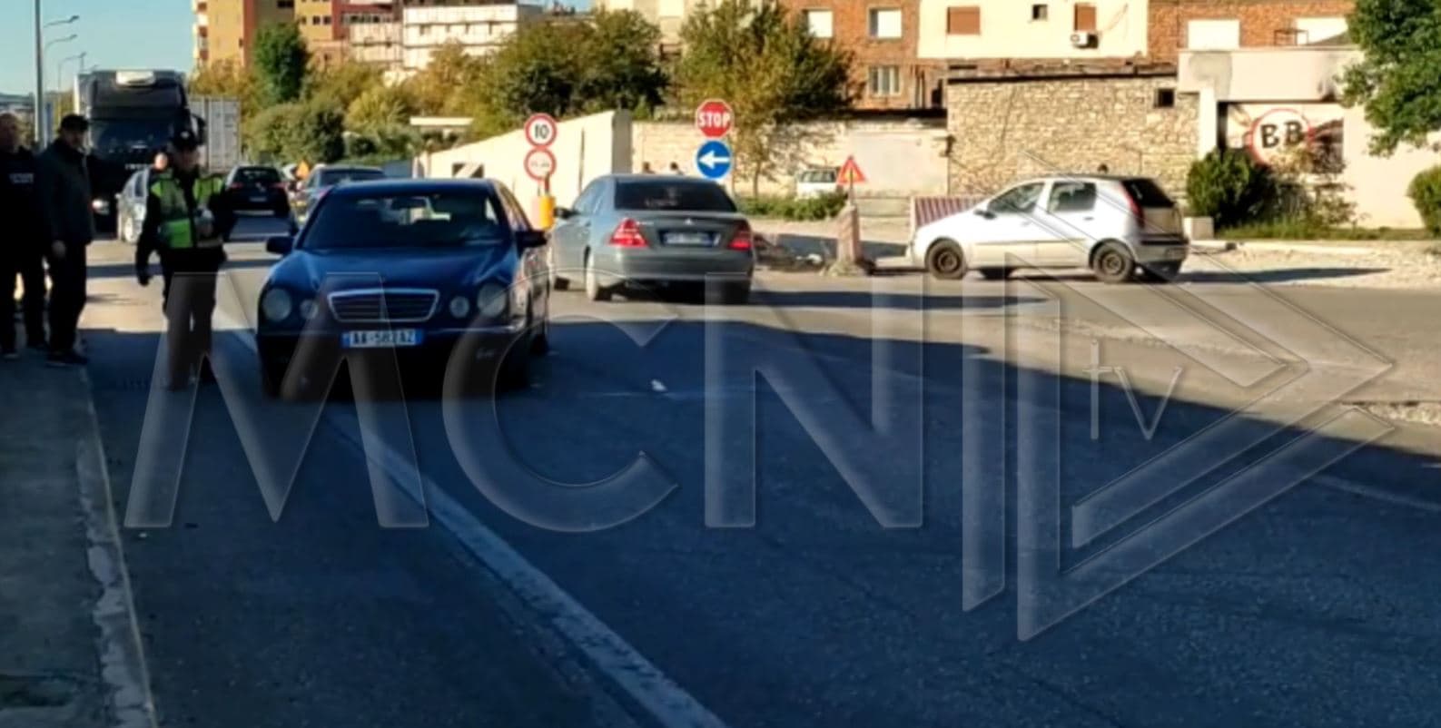Makina përplas një këmbësor në aksin Elbasan-Labinot (VIDEO)