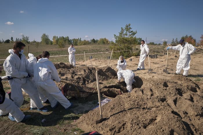 Varr masiv me 180 trupa civilësh në Lyman të Ukrainës, mes tyre edhe fëmijë