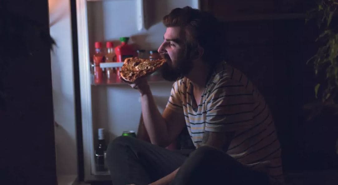 Ushqimi natën vonë ju bën më të uritur dhe rrit rrezikun e obezitetit