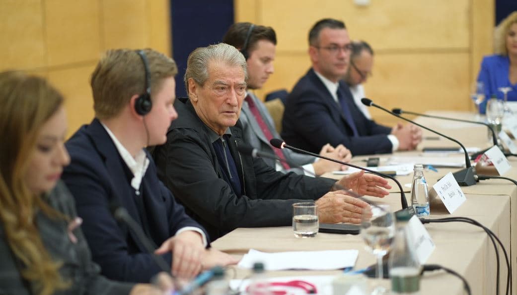 “Erë ndryshimi në Evropë”, Berisha: Shoqëritë janë ngopur me të majtën! PD ka programin për t’iu përgjigjur sfidave
