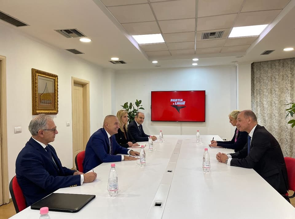 Meta pret ambasadorin serb: Bashkëpunim me interes reciprok, në kuadër të integrimit europian