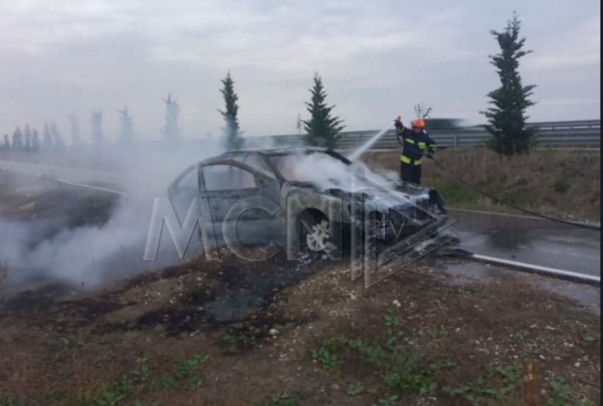 Gjendet një makinë e djegur në Fier, dyshohet se mund të jetë e përfshirë në ngjarje kriminale