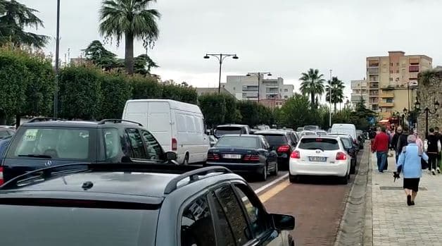 Video/ “Rritja e çmimeve e papërballueshme”, qytetarët në Elbasan fikin makinat