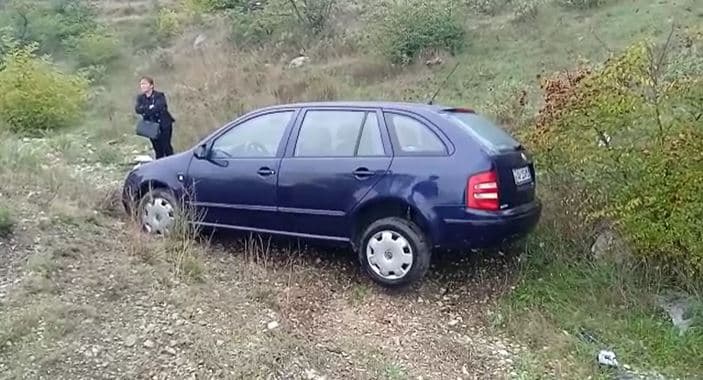 Aksident në Gjirokastër/ Makina del nga rruga dhe përfundon në kanal