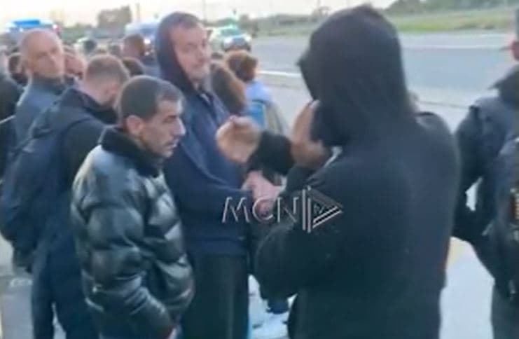 Me gomone drejt Britanisë së Madhe/ Dhjetëra të rinj, gra e fëmijë në pritje për të kaluar “La Manshin” (VIDEO)