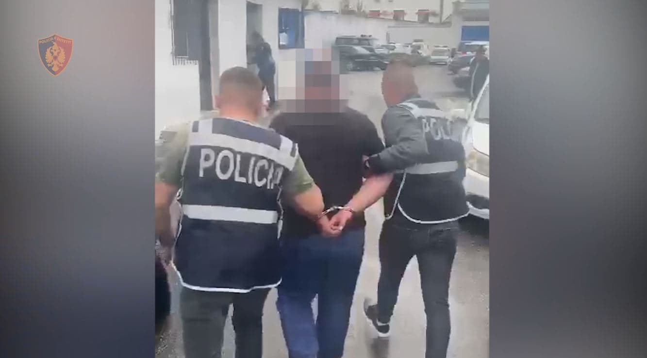 Kanosën shtetasin në rrjetet sociale dhe i kërkuan 3 mijë euro, arrestohen 3 persona në Elbasan