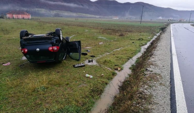Makina del nga rruga në Mallakastër, vdes shoferi 