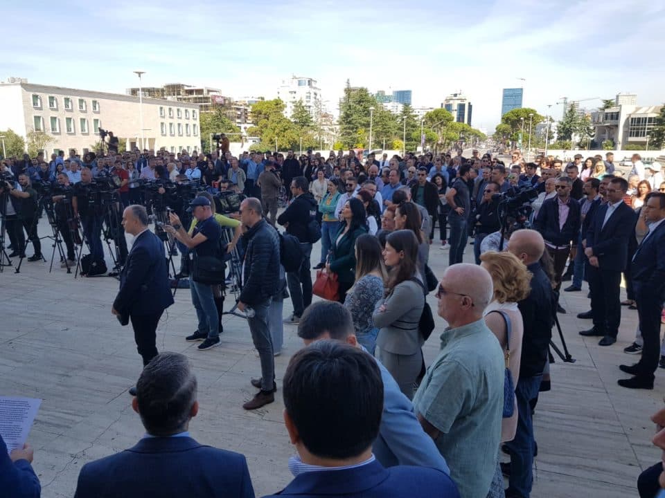Sindikata e pedagogëve sot protestë para Universitetit të Arteve