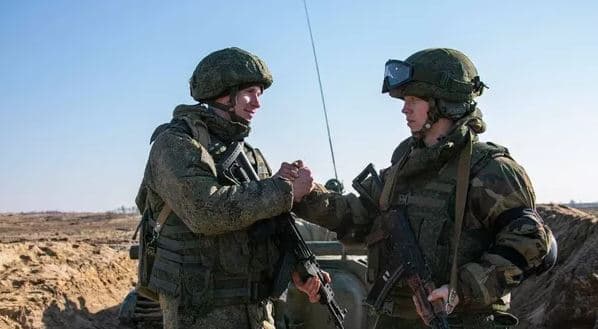 Lufta në Ukrainë, mbërrijnë në Bjellorusi trenat e parë të ushtarëve rusë