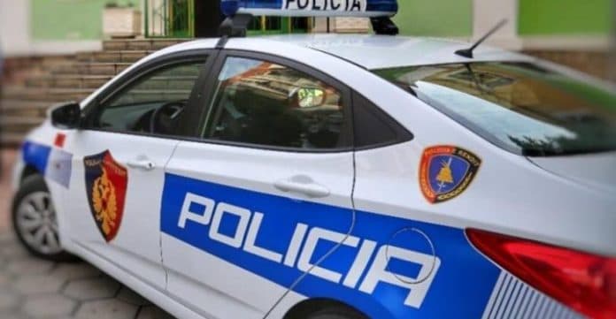 Ushtroi dhunë dhe përndoqi të miturën, shpallet në kërkim 26-vjeçari në Tepelenë