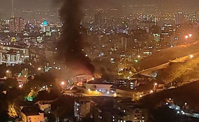 Zjarr i madh dhe të shtëna armësh në burgun famëkeq të Iranit