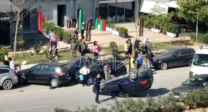    Përmbyset makina, shpëton mrekullisht shoferja në Vlorë