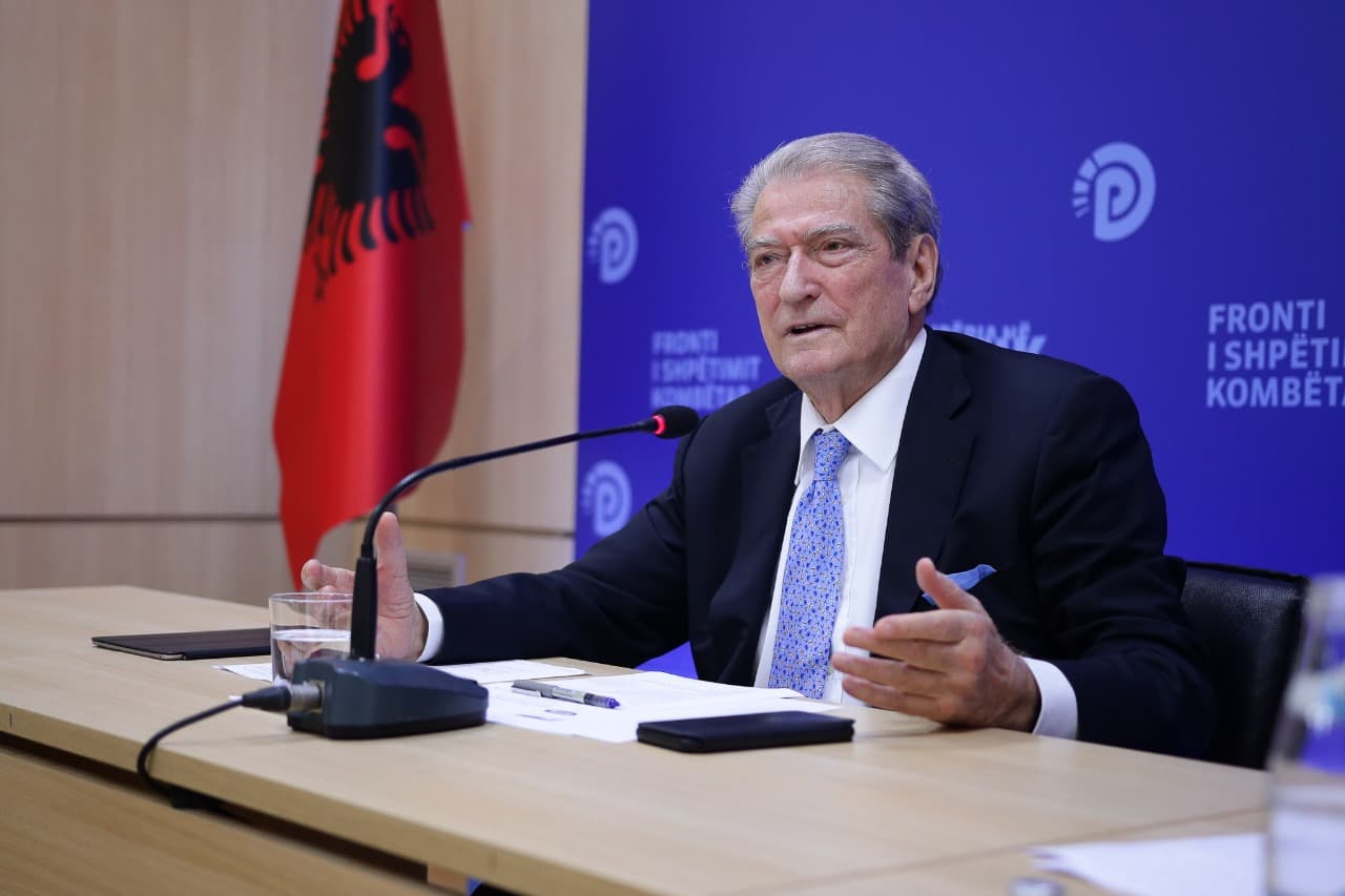 Berisha: Sulmet e Ramës ndaj universiteteve, sikur ta kishte nxjerrë Enveri nga hunda. Do mbrojmë elitën kombëtare