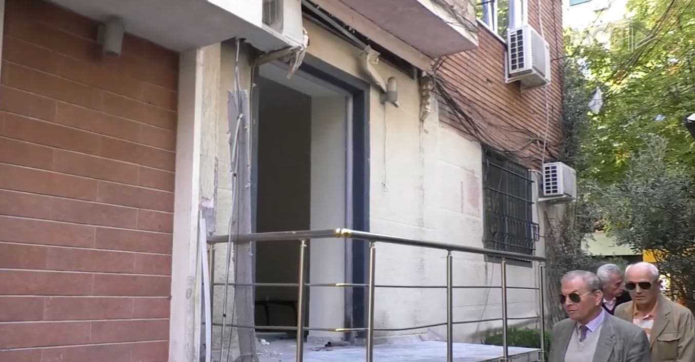 Shpërthimi në dyqanin e kozmetikës. Banorët të tronditur, disa të shoqëruar (VIDEO)