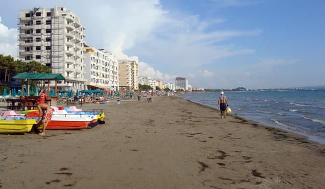 26-vjeçari gjendet i pajetë në bregdetin e Durrësit