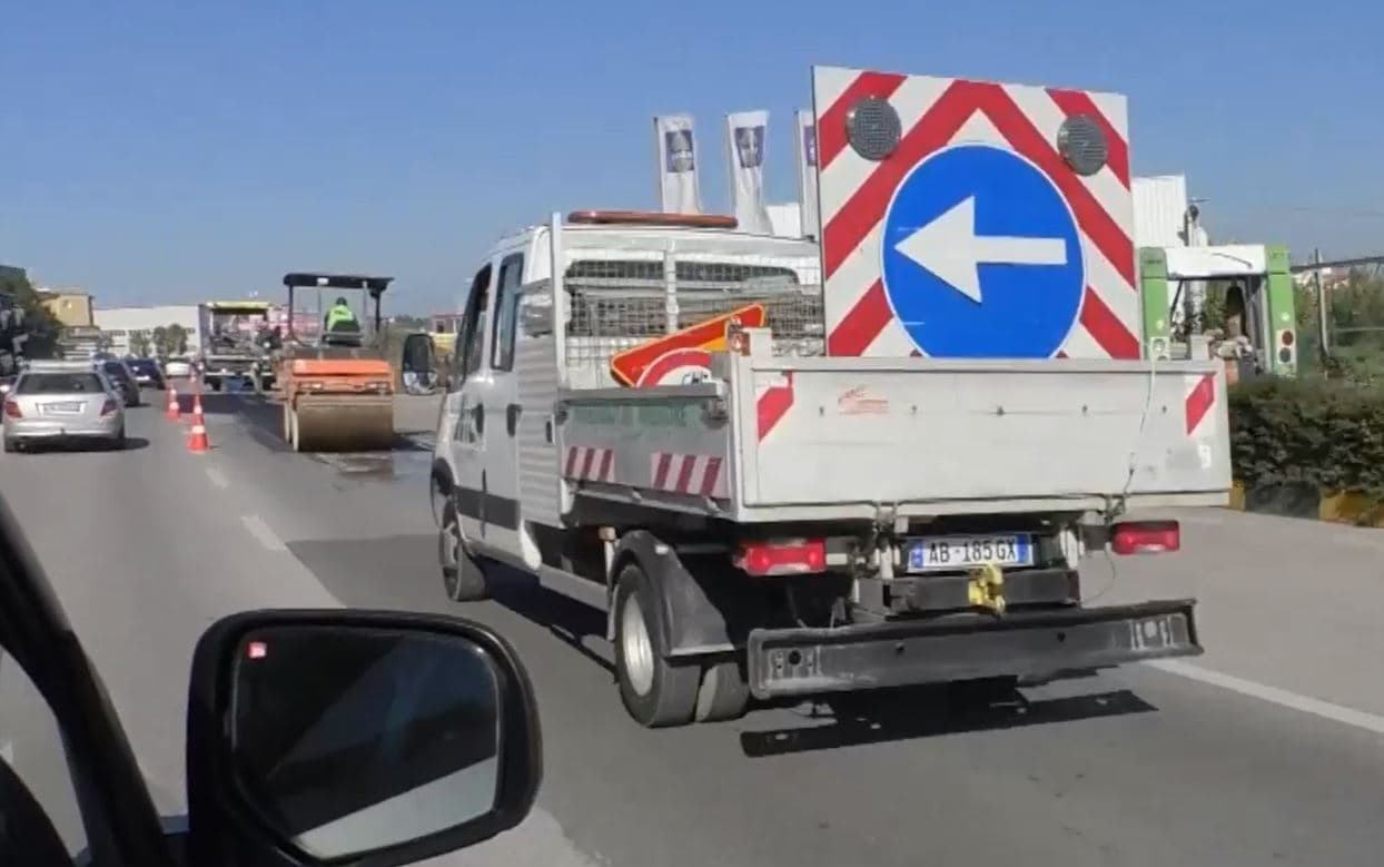 Tiranë-Durrës, nisin riparimet e pjesshme/ Drejtuesit e mjeteve kërkojnë korsi të re (VIDEO)