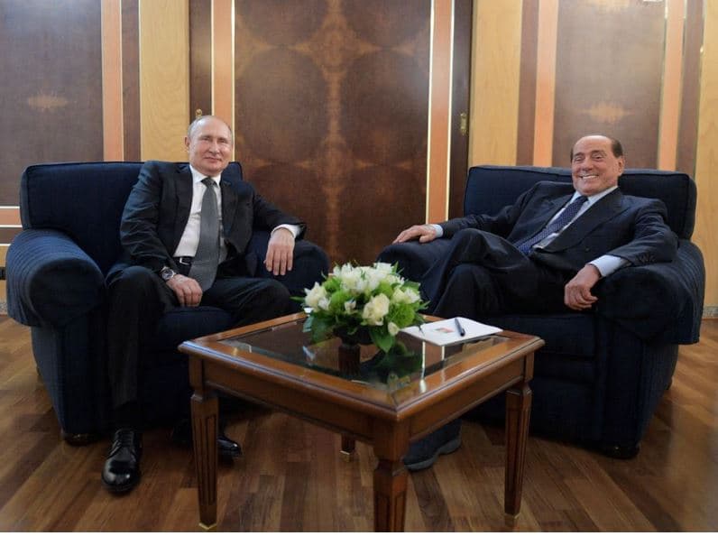 Komisioni Europian: Vodka e dhuruar nga Putin për Berlusconin, shkel sanksionet