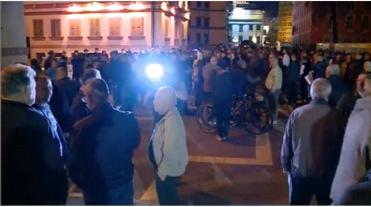 “Kupa u mbush. Policisë po i mbesin në dorë djemtë shqiptarë”/ Protestuesit kërkojnë dorëheqjen e Çuçit