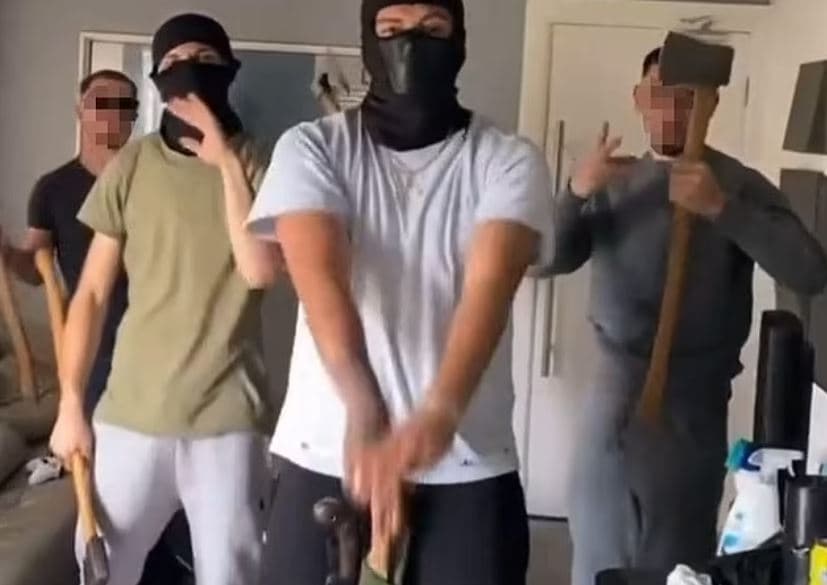 Britani e Madhe, gangsterët shqiptarë postojnë në rrjetet sociale video të rrëmbimeve dhe rrahjeve, si paralajmërim për bandat rivale