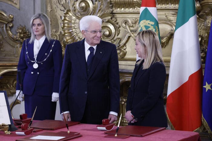 Meloni dhe kabineti i saj betohen te Presidenti, qeveria e parë italiane e drejtuar nga një grua