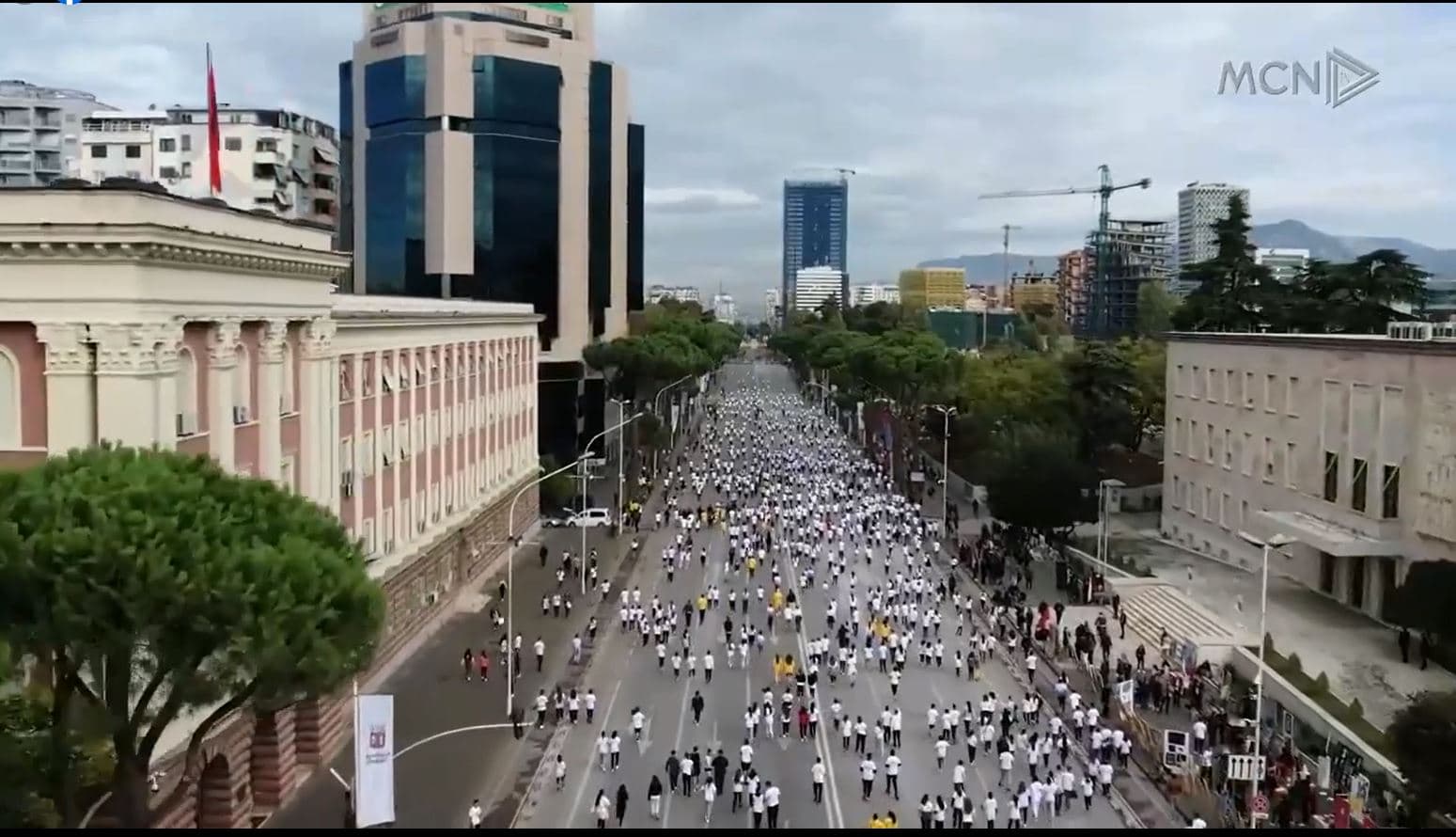 “Fun run”/ Qindra nxënës i paraprinë maratonës që mbahet të dielën (VIDEO)