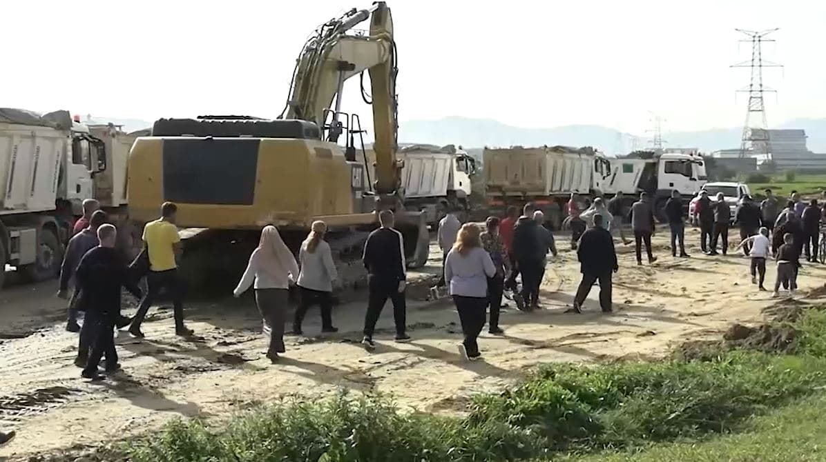 Banorët e Bërxullës në protestë: Duam të shpronësohemi me çmimin e tregut (VIDEO)