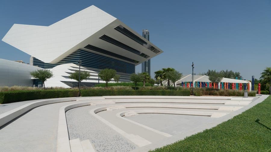 Foto/ Hapet në Dubai një nga bibliotekat e reja më spektakolare në botë