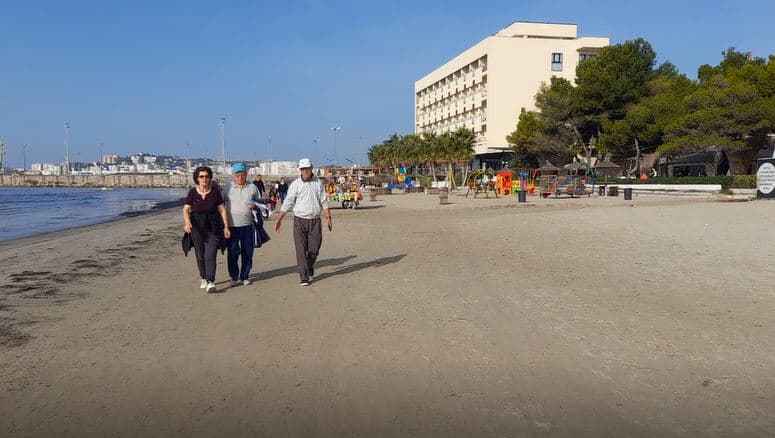 Video/ Kafe, shëtitje, plazh, fundjava rikthen vizitorët në bregdetin e Durrësit