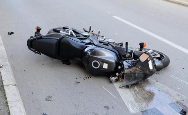 Aksident në Sarandë/ Transportohen në spital drejtuesi i motorit dhe pasagjeri 9 vjeç