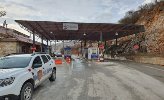 Lejoi kalimin e mallrave kontrabandë, pranga doganierit në Kapshticë dhe 2 trafikantëve