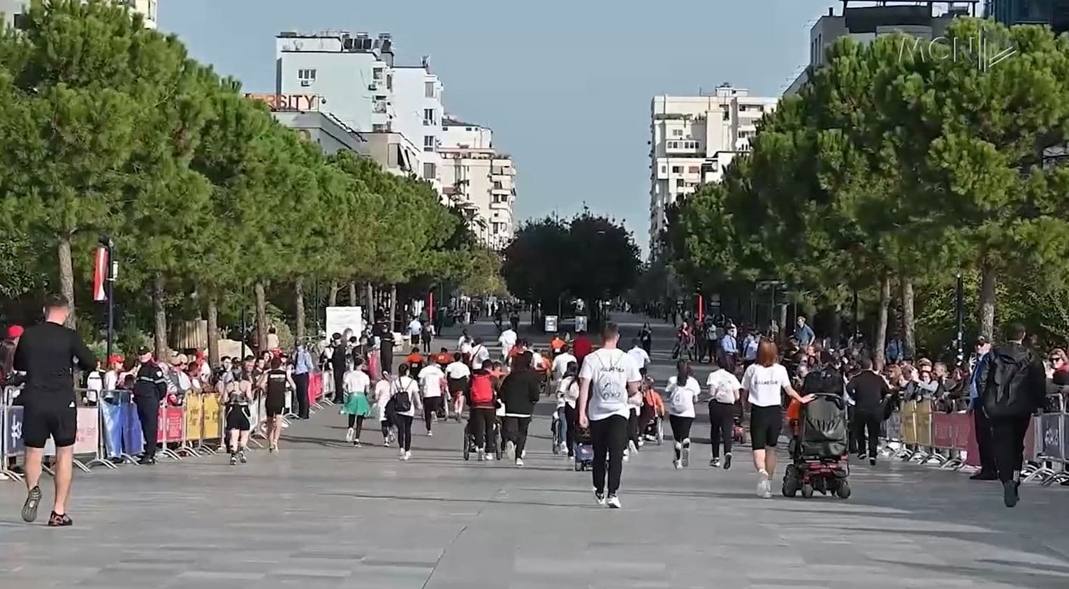 Mbahet “maratona e Tiranës”, rreth 2500 garues për disa çmime (VIDEO)