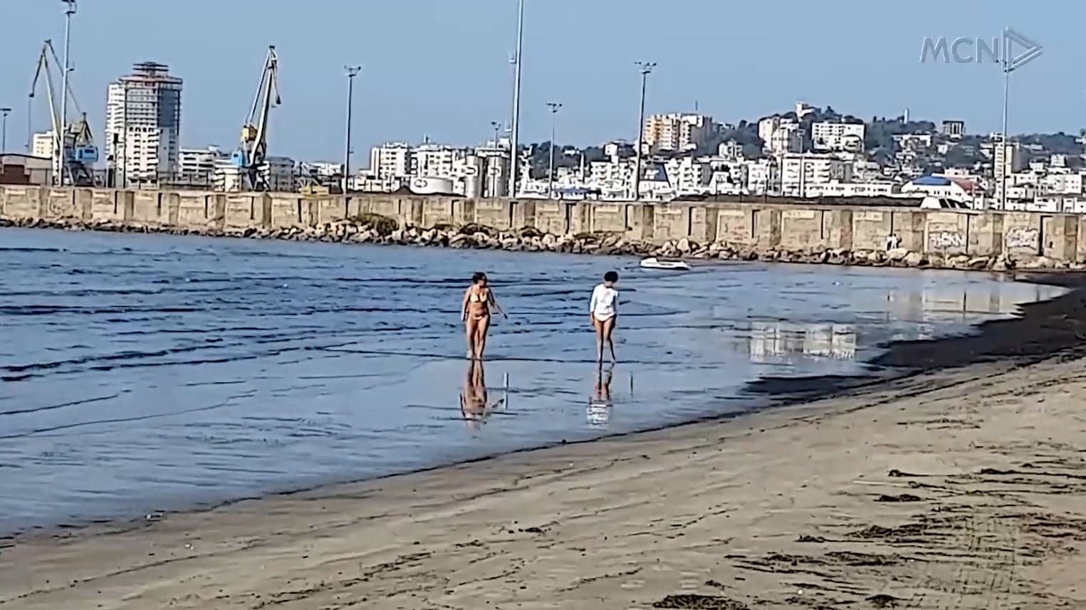Plazh në fund tetori/ Temperaturat e ngrohta favorizojnë Durrësin (VIDEO)
