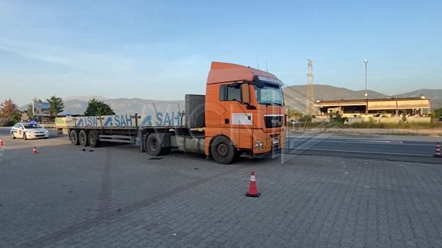 Trajleri përplas për vdekje këmbësorin në superstradën Lezhë-Laç (VIDEO)