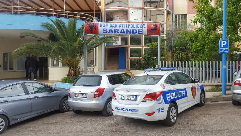 Plagosja me thikë në Sarandë, arrestohet autori i dyshuar dhe personi që e ndihmoi për t’u fshehur