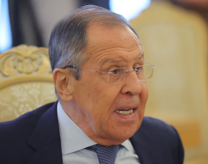 Lavrov: Rusia ka informacione të verifikuara për përdorimin e një “bombe të pistë” nga Ukraina