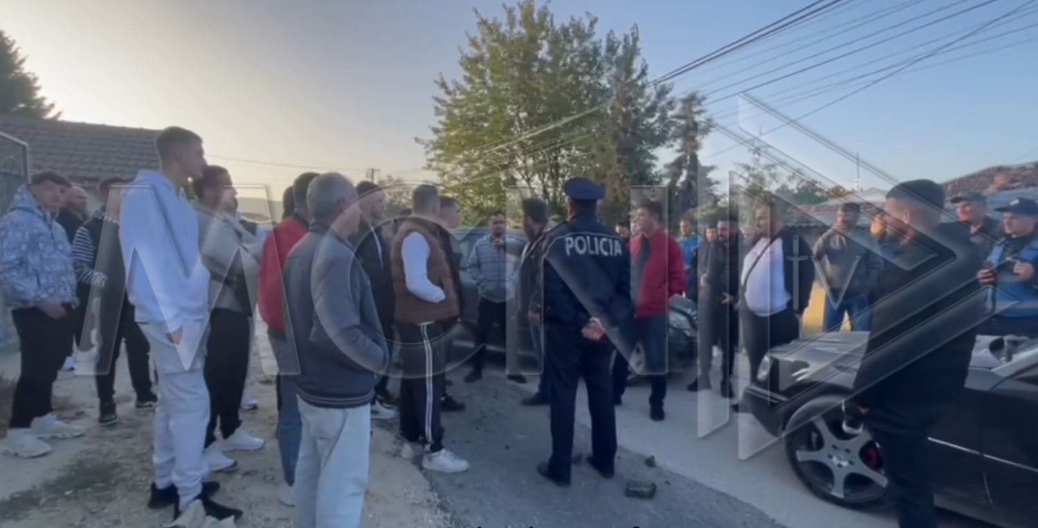 Banorët e fshatit Guras në Pogradec bllokojnë rrugën, protestë për gjendjen e saj (VIDEO)