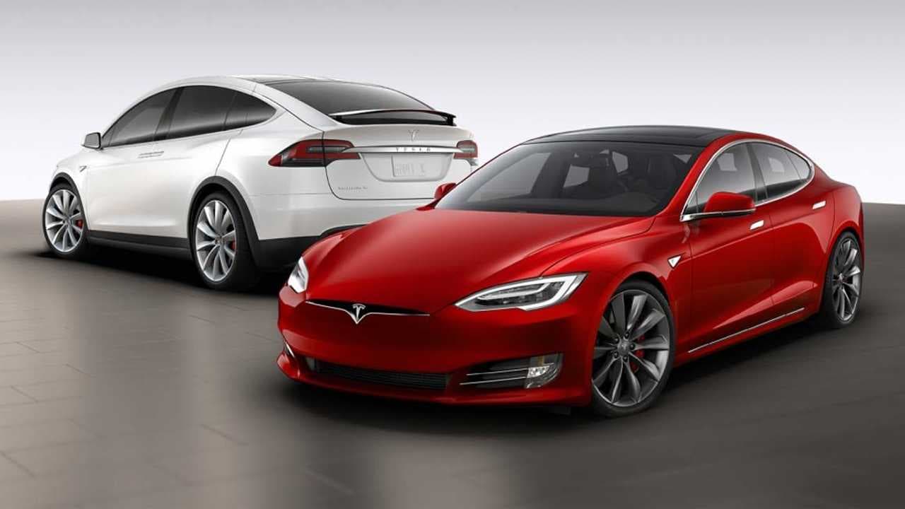 Bien aksionet t e Tesla pas uljes së çmimeve të makinave në Kinë
