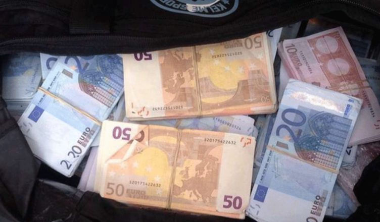 U kap me 522 mijë € të padeklaruara në autobus/ Gjykata e Durrësit lë në burg Elidon Çelën