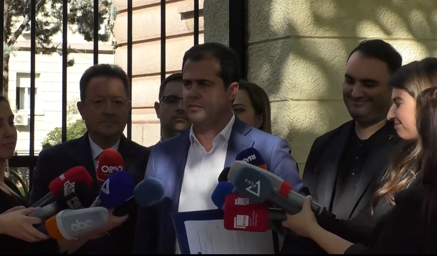 PD dorëzon hartën me 97 bashki (VIDEO)