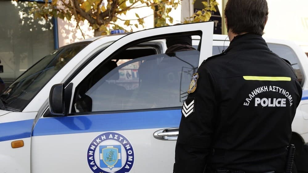 Dy vëllezër shqiptarë në Greqi vrasin një burrë, plagosin vajzën e tij