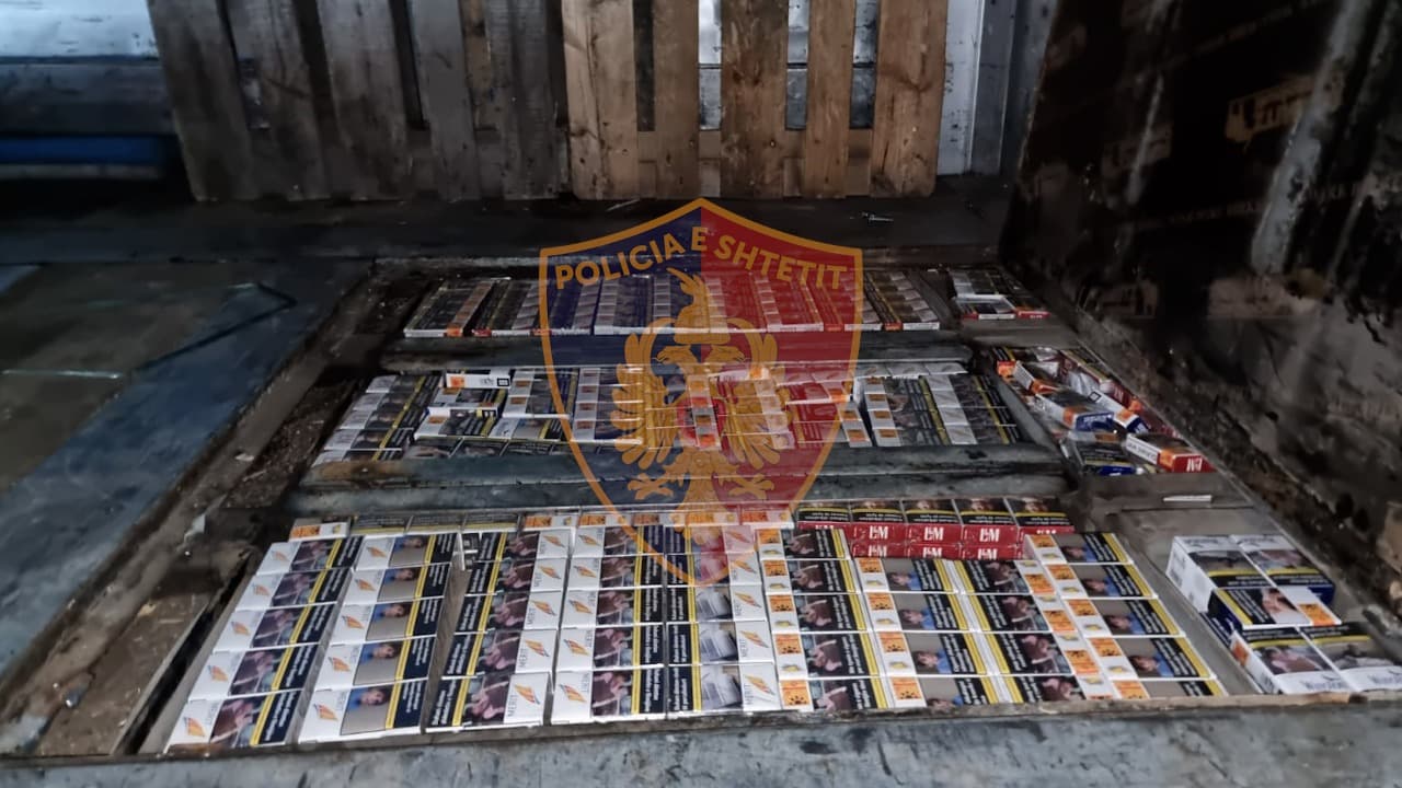 Dyshemeja e kamionit e mbushur me cigare kontrabandë, pranga 44-vjeçarit në Portin e Vlorës