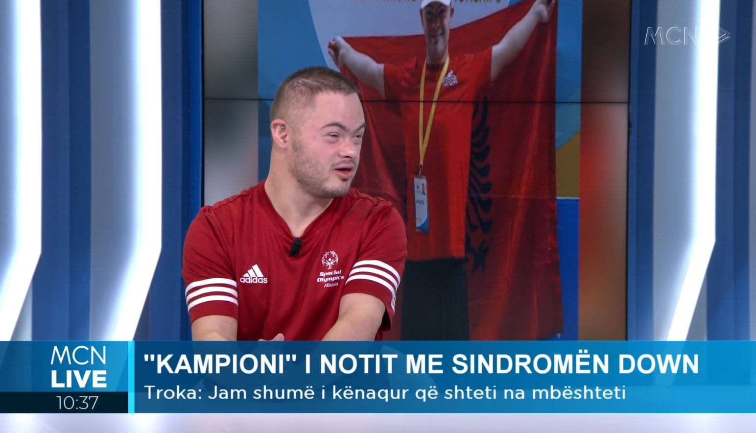 I dhjeti në botë në not, i riu me sindromën Down: Shteti të bëjë më shumë për personat me aftësi të kufizuara, duhen lekë (VIDEO)
