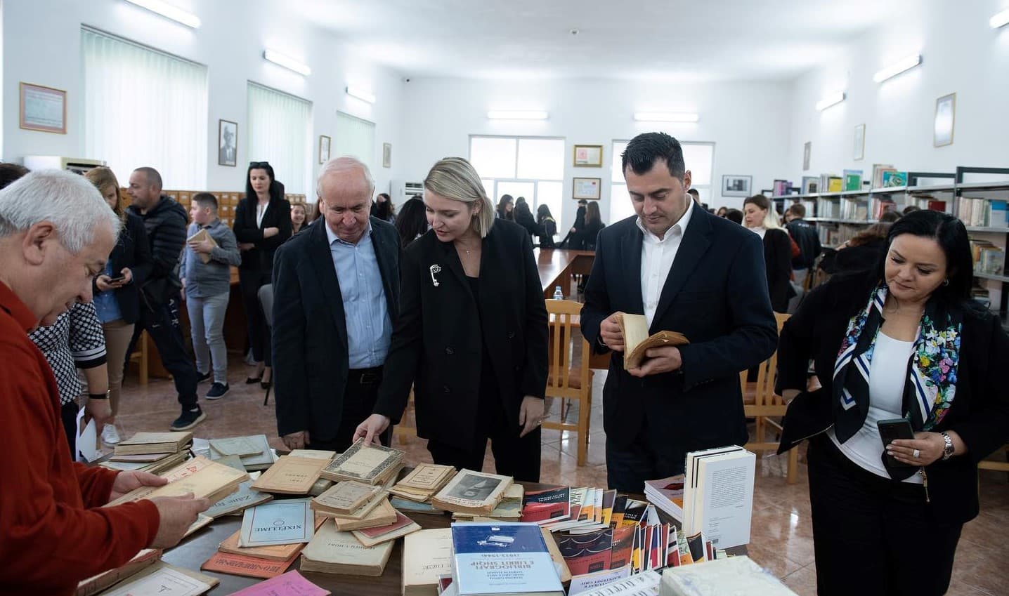 Tetori i librit/ 133 tituj librash i shtohen Bibliotekës Publike në Elbasan