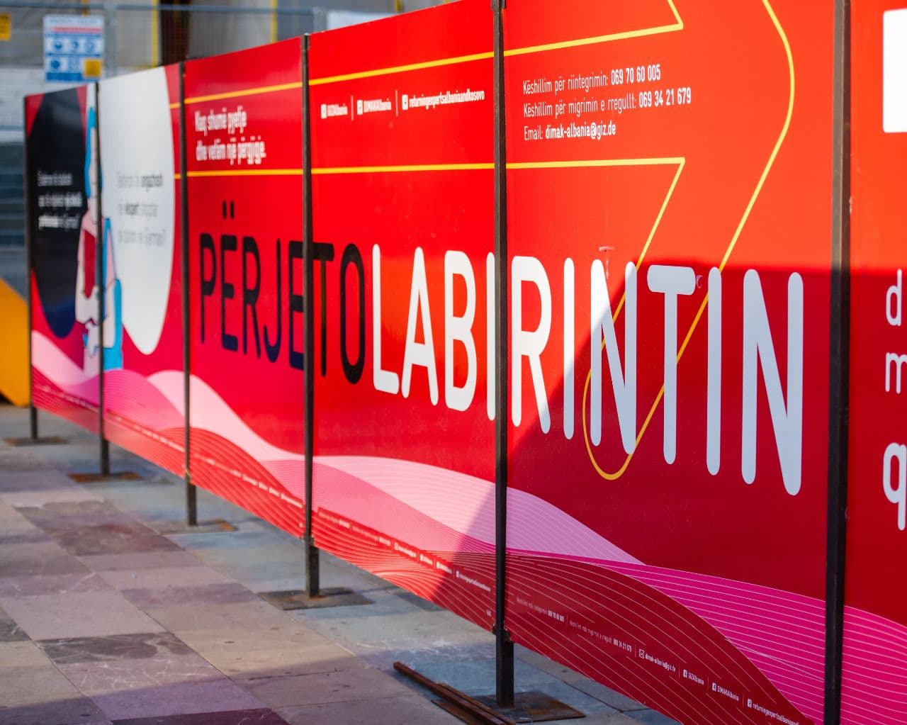 25-31 tetor/ Në sheshin Skënderbej vendoset instalacioni “Labirinti i Migracionit”