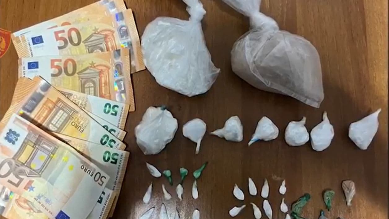 Shpërndante heroinë dhe kokainë, kapet në Durrës me dozat dhe një shumë parash